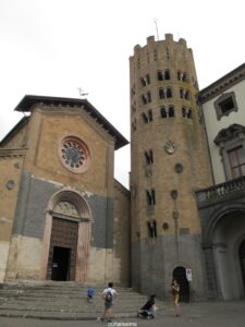Orvieto - La Chiesa di Sant’Andrea avec sa tour Torre Dodecagonale