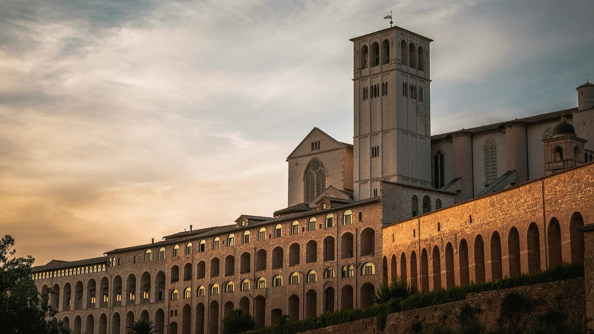 Assise - Vue latérale de la cathédrale
