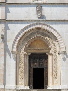 Todi - portail de la cathédrale de la Santissima Annunziata