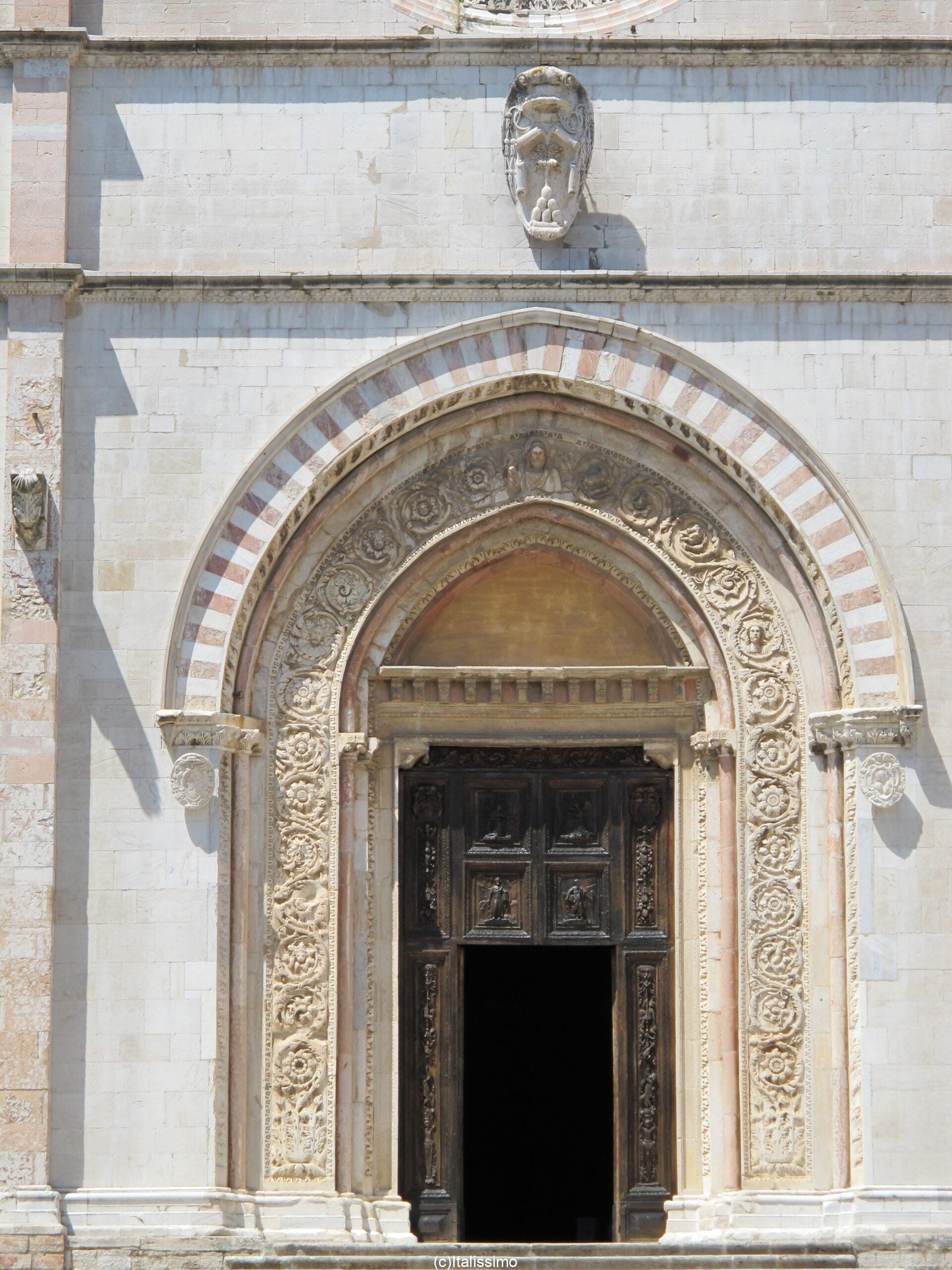 Todi - portail de la cathédrale de la Santissima Annunziata