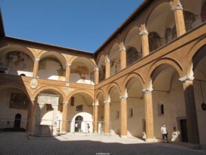 Rocca Albornoziana - Cour intérieure et Cloitre 1er étage