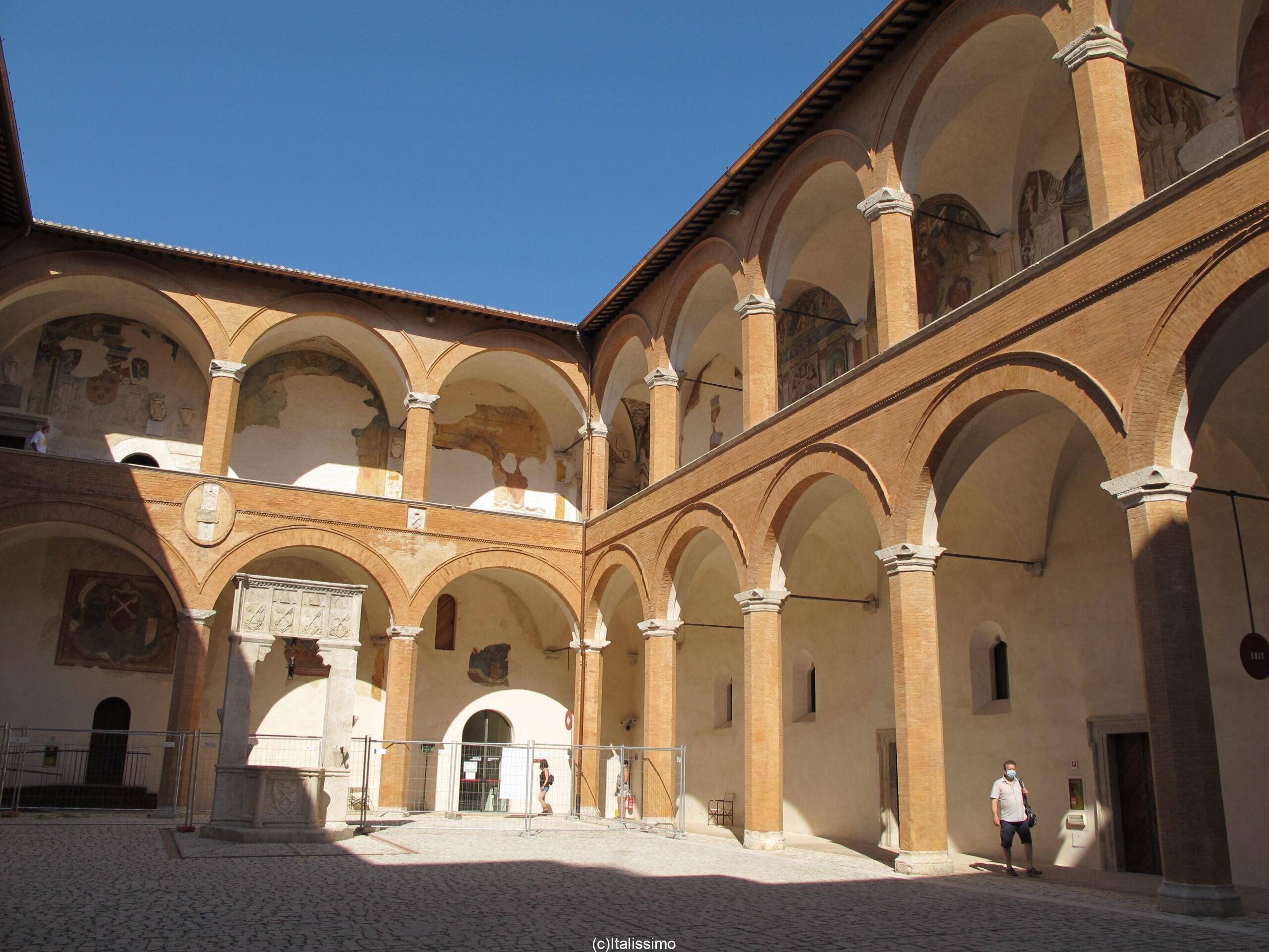 Rocca Albornoziana - Cour intérieure et Cloitre 1er étage