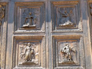 Todi - porte de la cathédrale de la Santissima Annunziata (détail)