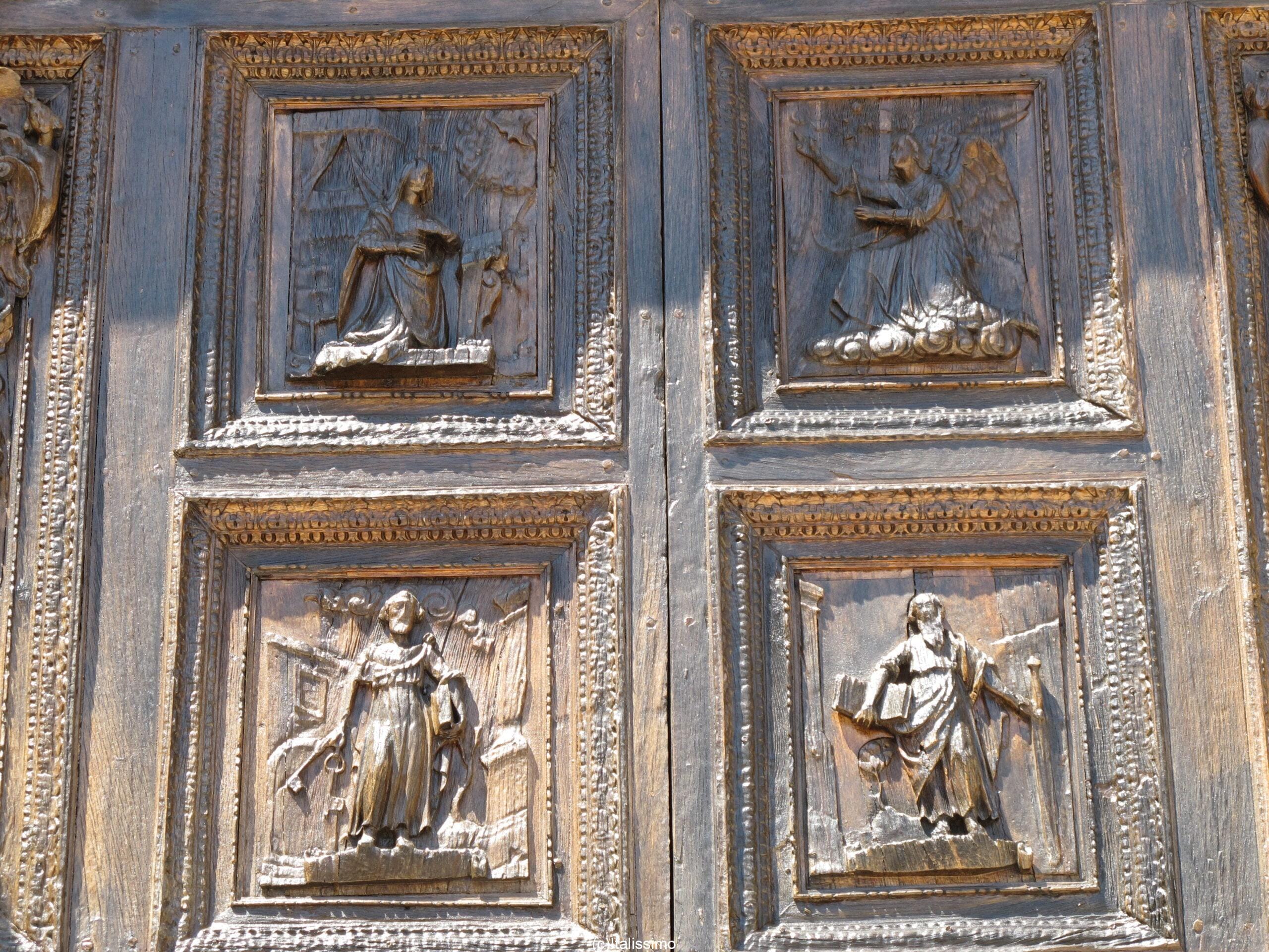 Todi - porte de la cathédrale de la Santissima Annunziata (détail)
