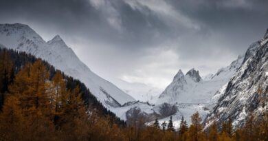La vallée d'Aoste avec ses montagnes escarpées et imposantes recouvertes de neige