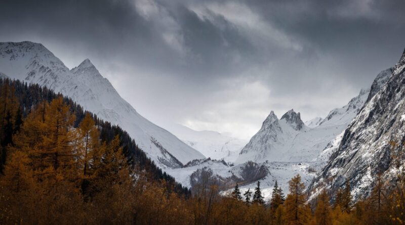 La vallée d'Aoste avec ses montagnes escarpées et imposantes recouvertes de neige