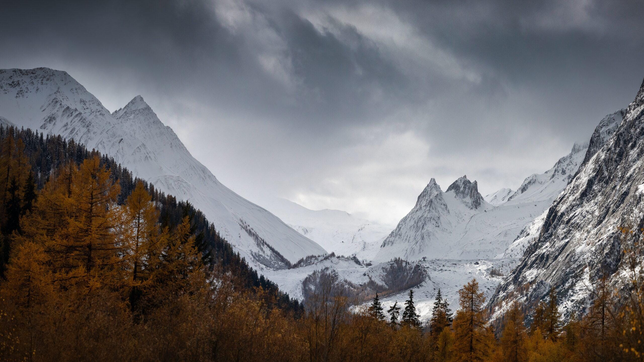La vallée d'Aoste avec ses montagnes escarpées et imposantes recouvertes de neige