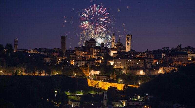 Bergame - Feu d'artifice sur la vielle ville pour la Sant Allessandro