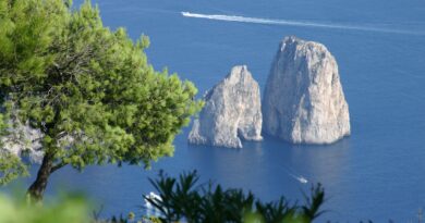 Ile de Capri - Faraglioni di Mezzo