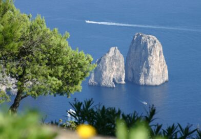 Ile de Capri - Faraglioni di Mezzo