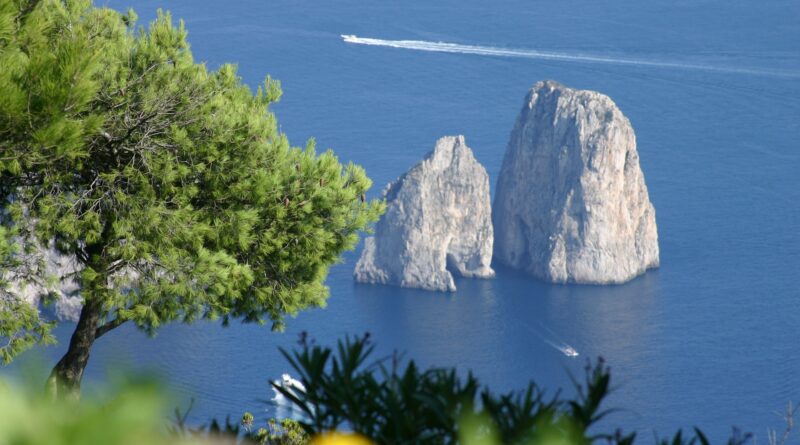 Ile de Capri - Faraglioni di Mezzo
