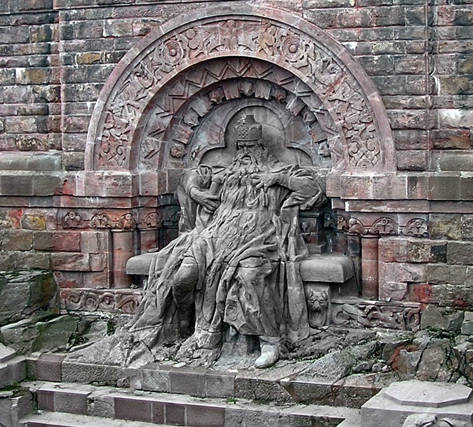 Statue de Frédéric Barberousse au monument de l'empereur Guillaume à Kyffhäuser