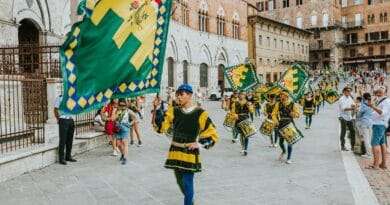 Des porte-drapeaux traditionnels lors d'un défilé haut en couleur sur la Piazza del Campo, à Sienne, mettant en valeur le riche patrimoine italien.