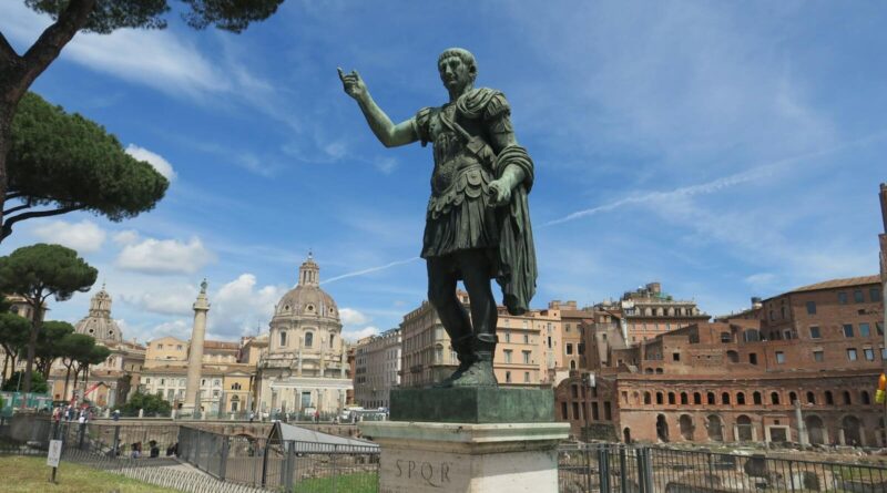 Statue de Jules César surplombant l'ancien Forum romain à Rome, en Italie.