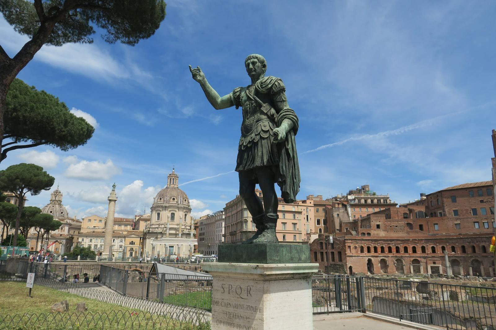 Statue de Jules César surplombant l'ancien Forum romain à Rome, en Italie.