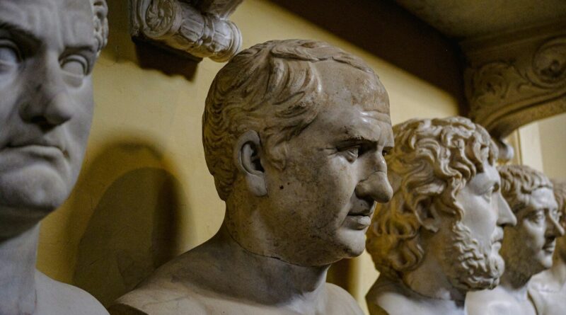 Une rangée de statues d'hommes dans une pièce