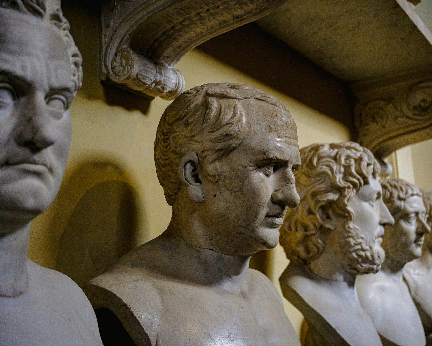 Une rangée de statues d'hommes dans une pièce