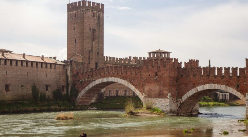 Vérone - Vue du pont Scaliger devant le Castelvecchio