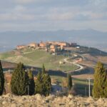 Vue panoramique sur Asciano, en Toscane, avec ses collines vallonnées et ses paysages pittoresques.
