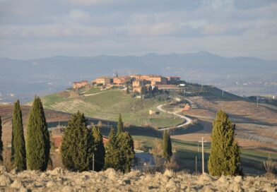 Vue panoramique sur Asciano, en Toscane, avec ses collines vallonnées et ses paysages pittoresques.