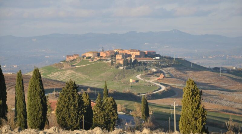 Vue panoramique sur Asciano, en Toscane, avec ses collines vallonnées et ses paysages pittoresques.