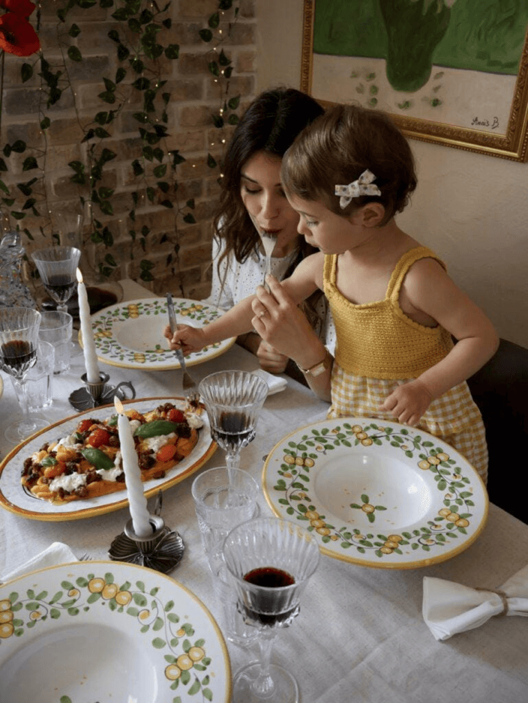 Dîner italien à la maison en famille