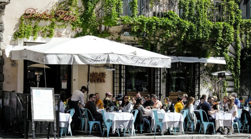 un groupe de personnes qui mangent au restaurant