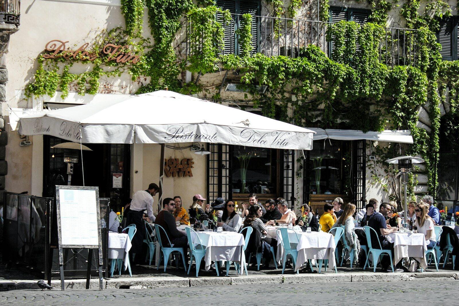 un groupe de personnes qui mangent au restaurant