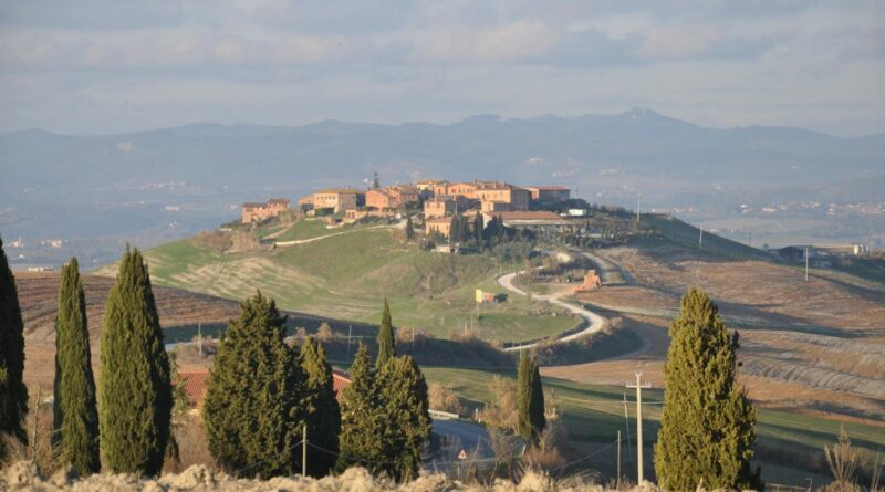 Vue panoramique sur Asciano, en Toscane, avec ses collines vallonnées et ses paysages pittoresques.