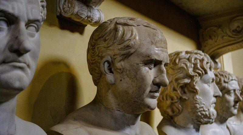 Une rangée de statues d'hommes dans une pièce